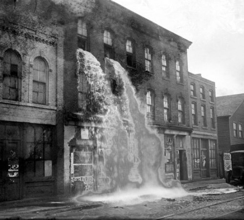 Alcohol ilegal siendo destruido en la época de la Ley Seca, Detroit 1929