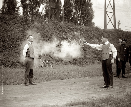 Primeras pruebas del chaleco anti-balas en 1923