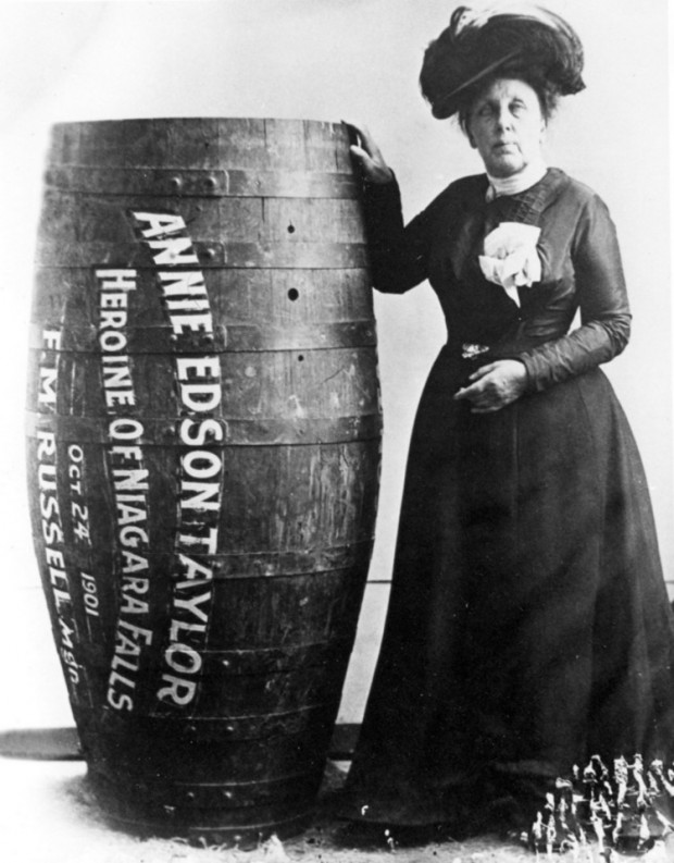 Annie Edison Taylor (1838-1921), la primera persona en saltar en un barril las cataratas de Niágara, 1901
