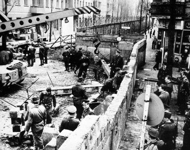 Construyendo el muro de Berlín en 1961.