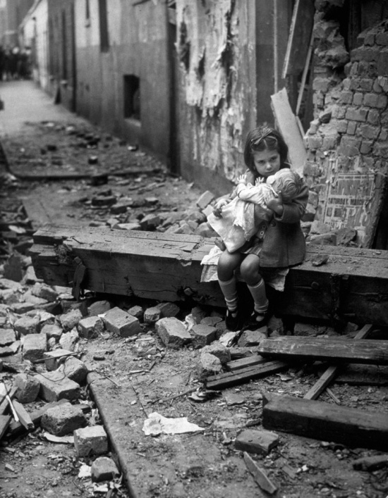 Niña consolando a su muñeca después de que una bomba destrozara su hogar en Londres, 1940