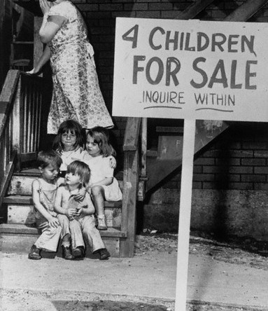 Madre pone a la venta a sus 4 hijos como castigo en Chicago en 1945.