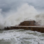 El temporal ha dejado olas gigantes en Zarautz