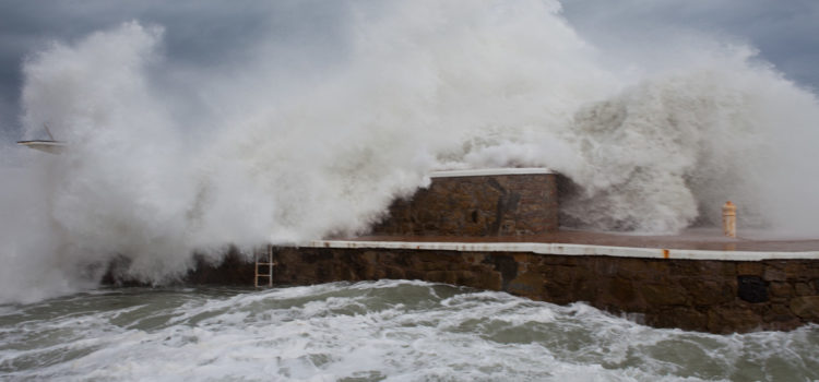 El temporal ha dejado olas gigantes en Zarautz