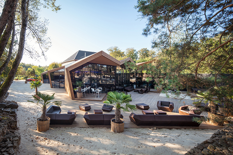 Boos Beach Club, Metaform architects, Luxemburgo. Inspirado en el origami