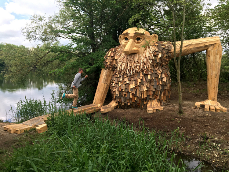 Un artista construye gigantes de madera reciclada en Copenhague.