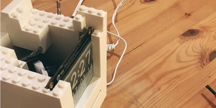 Un mini ordenador Macintosh hecho con piezas de LEGO