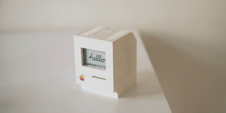 Un mini ordenador Macintosh hecho con piezas de LEGO