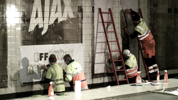 Creando el anuncio en la pared del metro