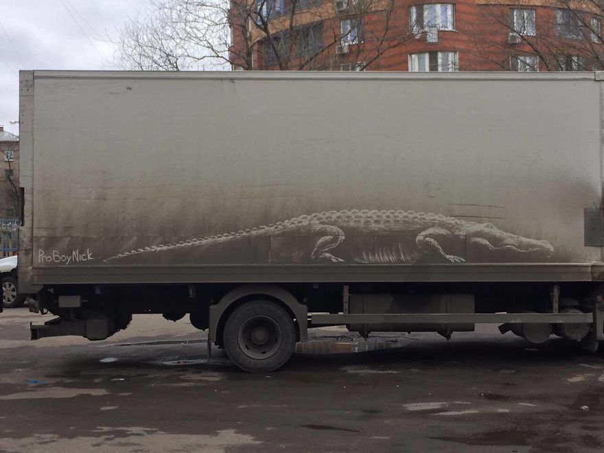 Nikita Golubev convierte la suciedad de los coches en obras de arte