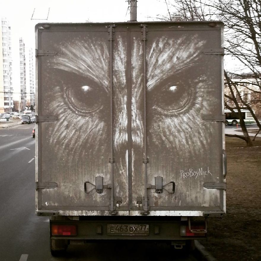 Nikita Golubev convierte la suciedad de los coches en obras de arte