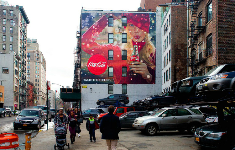 Soporte publicitario de Colossal para Coca Cola.