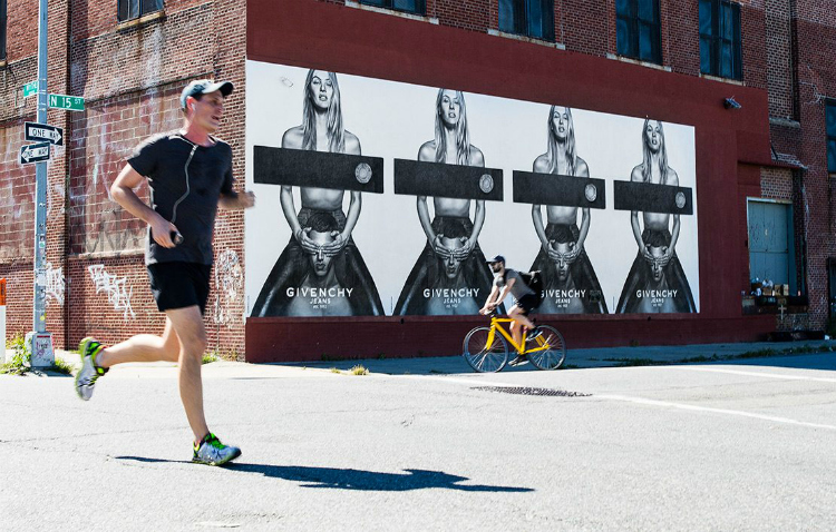 Soporte publicitario de Colossal para la marca Givenchy.