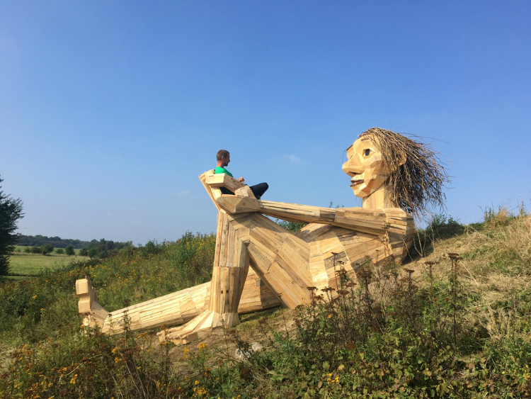 Un artista construye gigantes de madera reciclada en Copenhague.