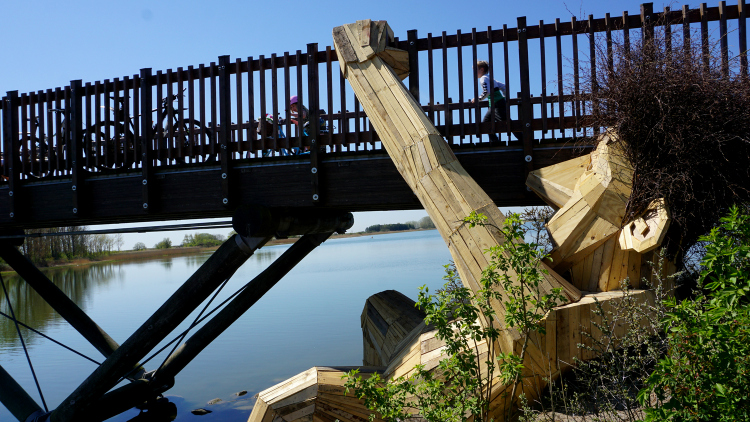 Un artista construye gigantes de madera reciclada en Copenhague.