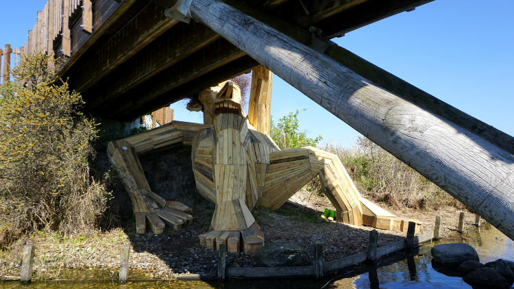 Un artista construye gigantes de madera reciclada en Copenhague.