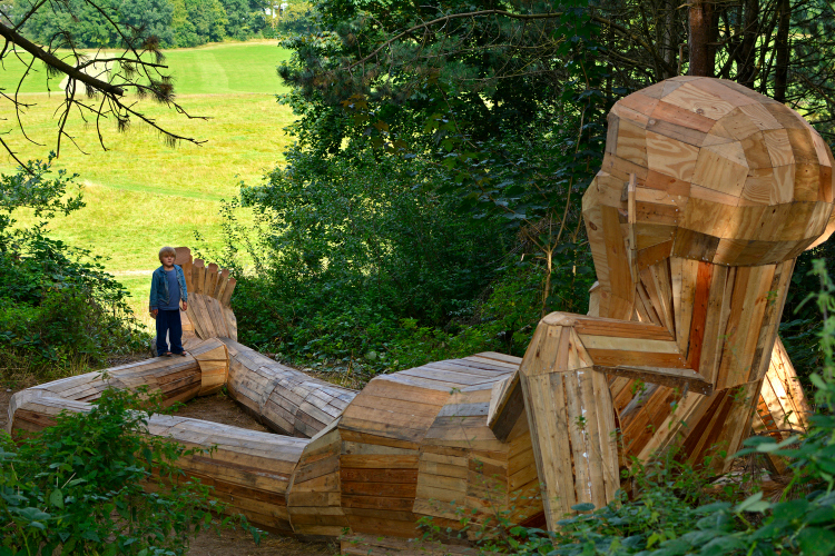 Un artista construye gigantes de madera reciclada en Copenhague.