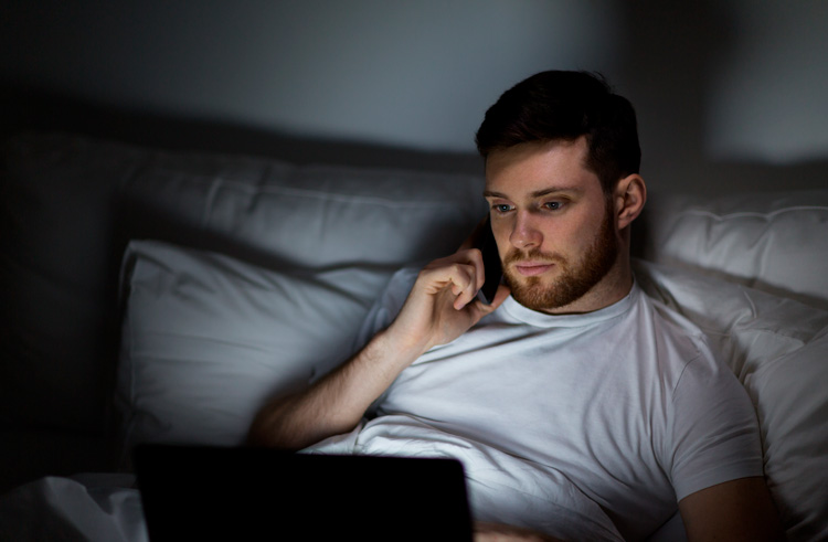 Trabajando a altas horas de la noche. Derecho a desconectar al salir del trabajo