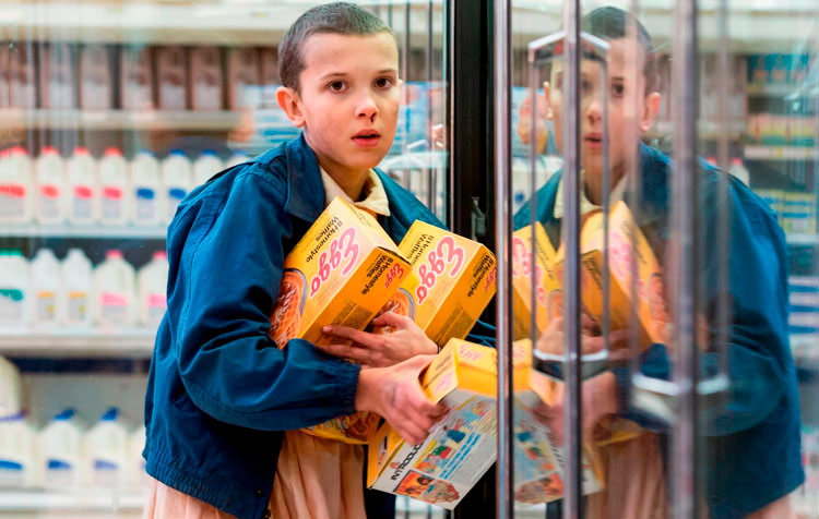 Eleven robando unos Eggo Waffles en el supermercado