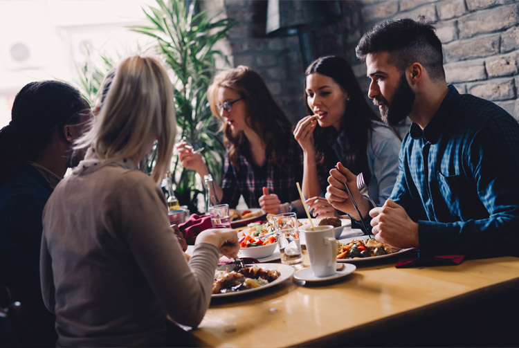 Reunión de amigos en un restaurante